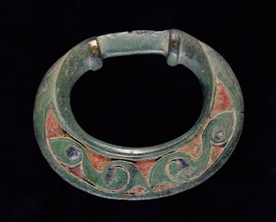 Anillo de rienda (terret), Edad de Hierro (bronce fundido con incrustaciones de vidrio rojo y azul) de Iron Age